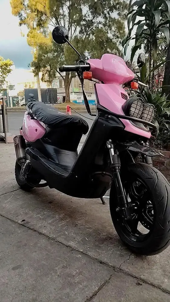 Scooter rosada después del trabajo