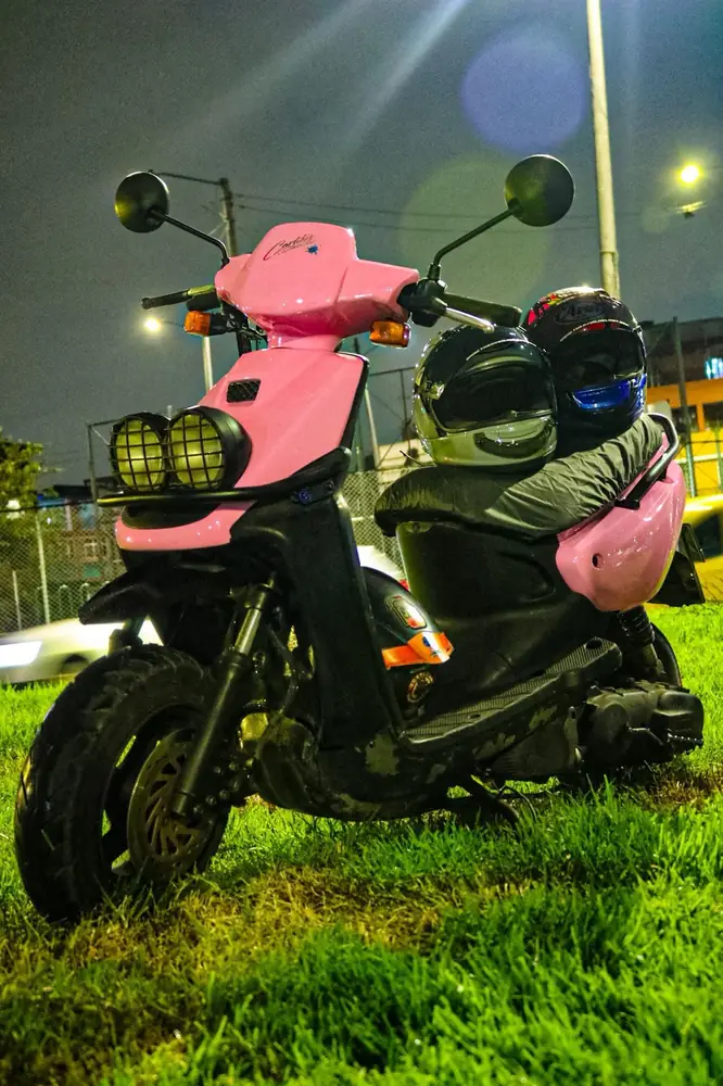 Scooter rosada antes del trabajo