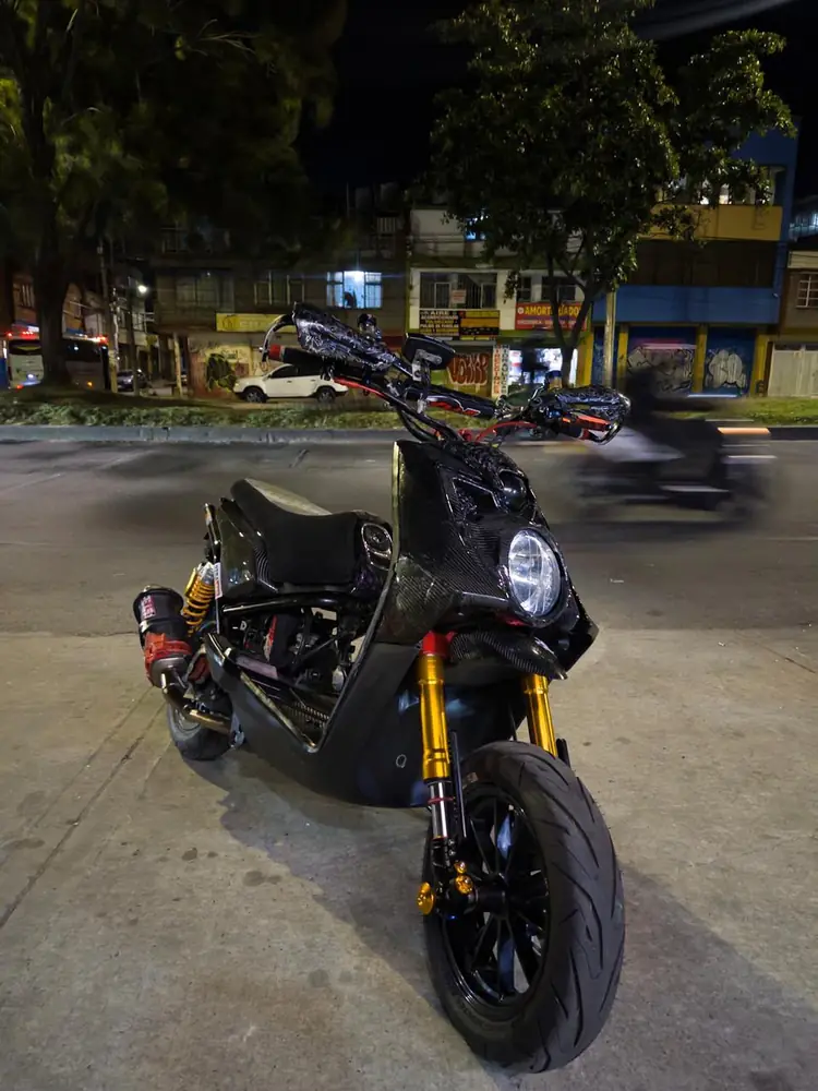 Scooter con piezas de carbono y suspensión dorada