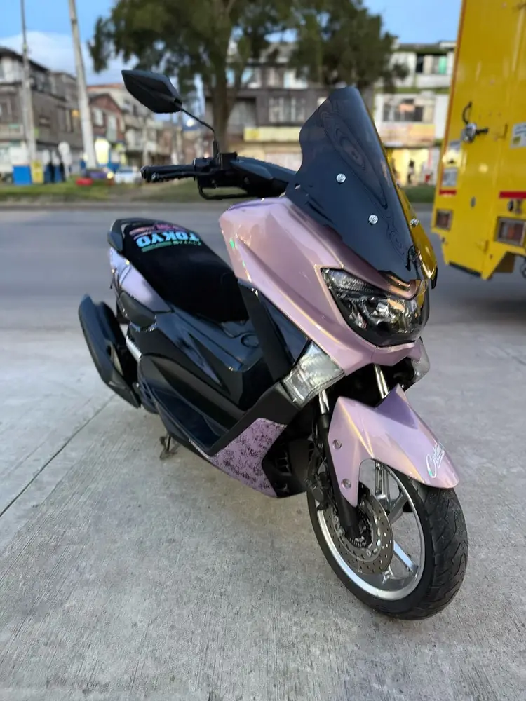 Scooter pintada en rosa perlado