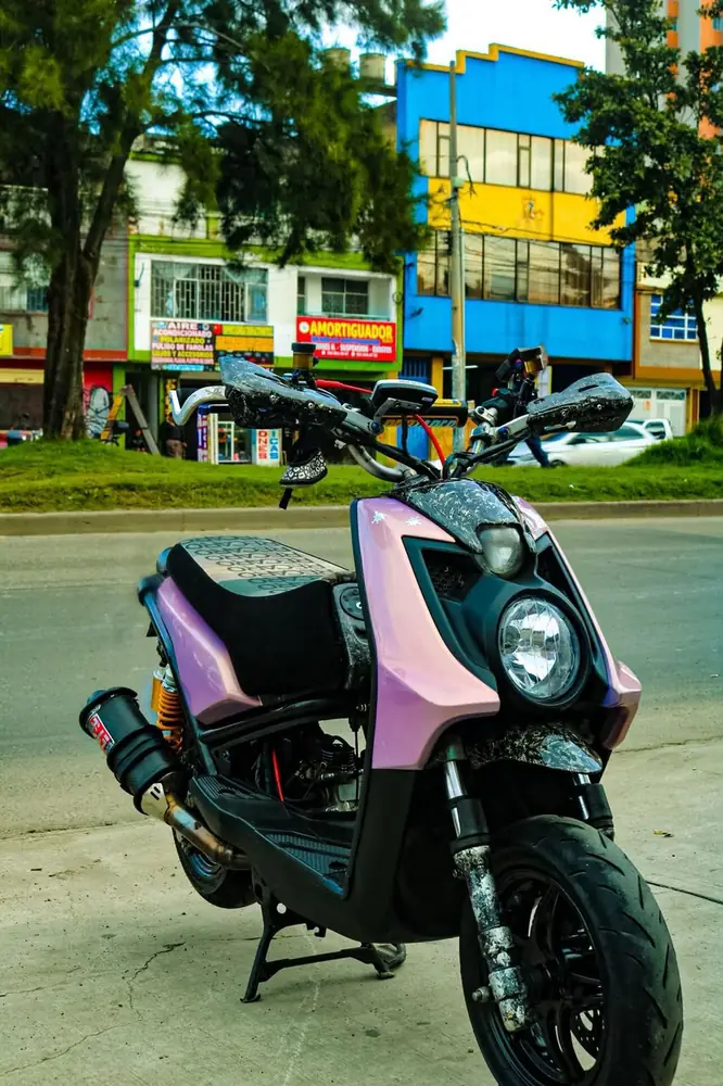 Scooter lila con piezas en carbono