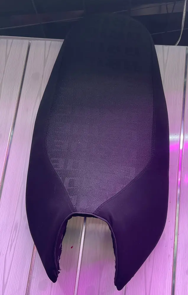 Asiento morado con malla